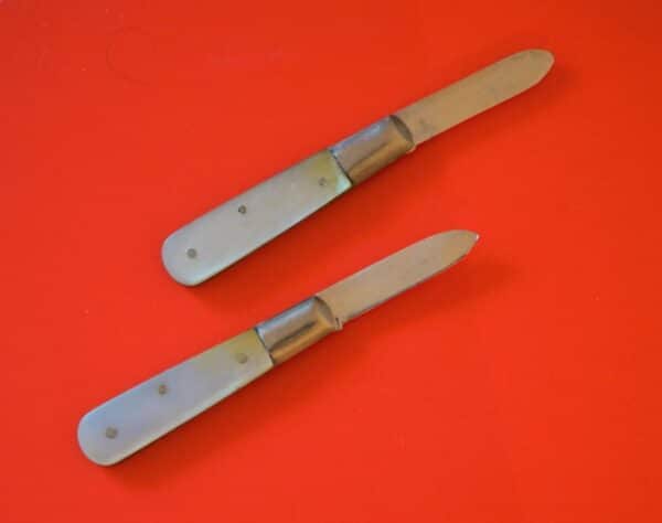 SALE – A Circa:- 1964 A Pair Miniature Silver Mother of Pearl Sheffield Folding Fruit Knives – Collectable Knives / Present Corn Knife Antique Knives 3