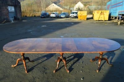 RARE mid 18th century walnut three pedestal dining table 18th century three pedestal dining table Antique Tables 11