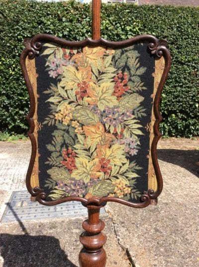 Pr Victorian rosewood and tapestry pole screens. 19th century Antique Furniture 4