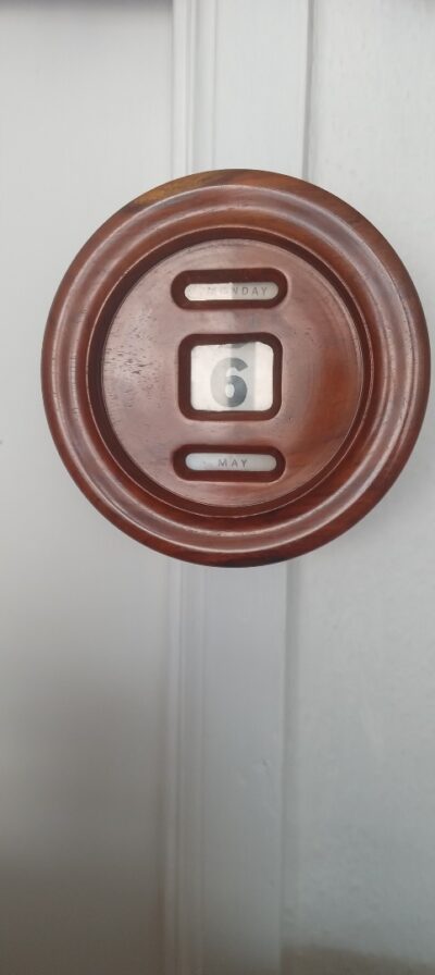 AN EDWARDIAN MAHOGANY CIRCULAR PERPETUAL CALAENDAR (c1908/12) - Image 3