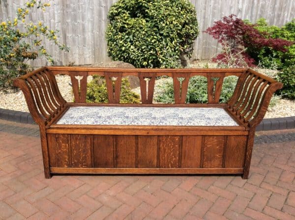 Arts and Crafts Oak Settle c1900's