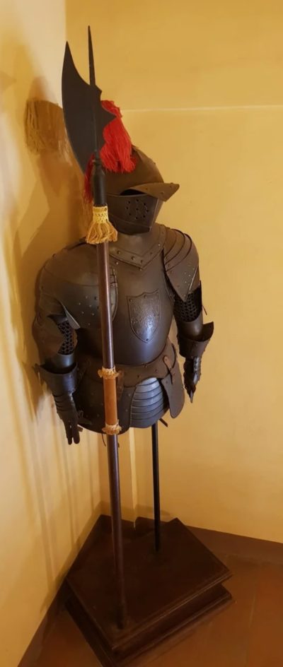 XVI Medival Armour with Stand + Weapons.