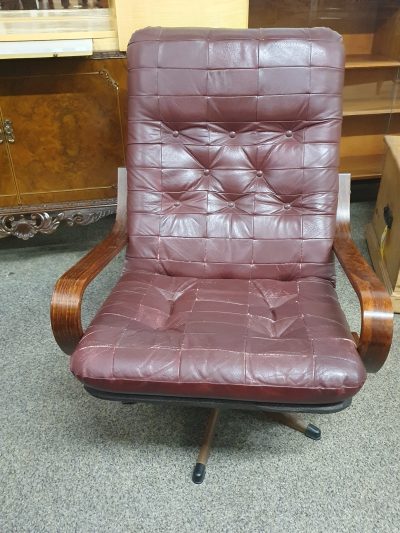 Good Retro Swivel Armchair