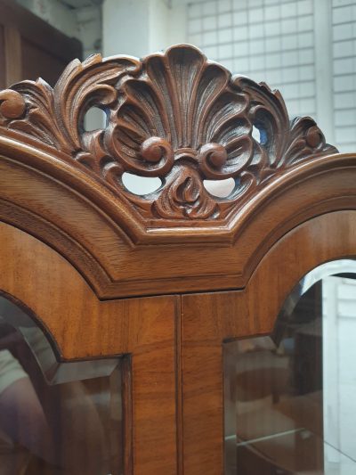 Good 1930's Walnut Display Cabinet - Image 4