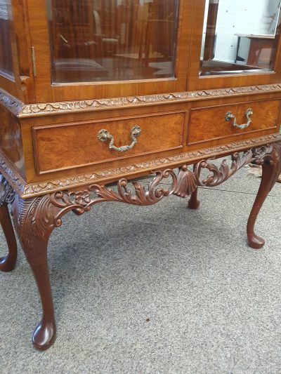 Good 1930's Walnut Display Cabinet - Image 5