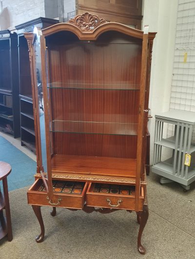 Good 1930's Walnut Display Cabinet - Image 3