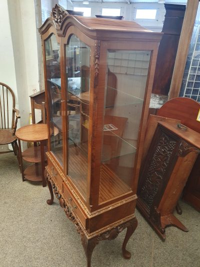 Good 1930's Walnut Display Cabinet - Image 6