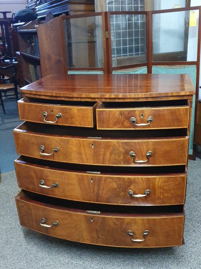 Good Antique Bow Front Chest of Drawers - Image 3