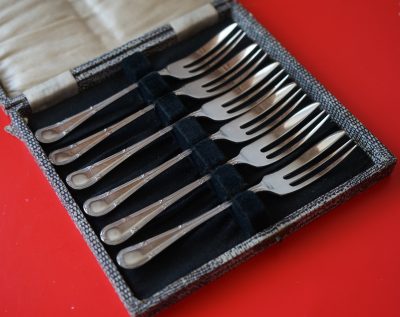 Vintage Ornate E.P.N.S. Boxed Set of Pastry Forks - Image 5