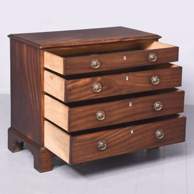 Quality George III Mahogany Chest of Drawers - Image 9