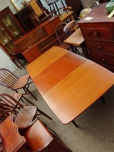 Small Retro Dining Table Seats 6 - Image 3