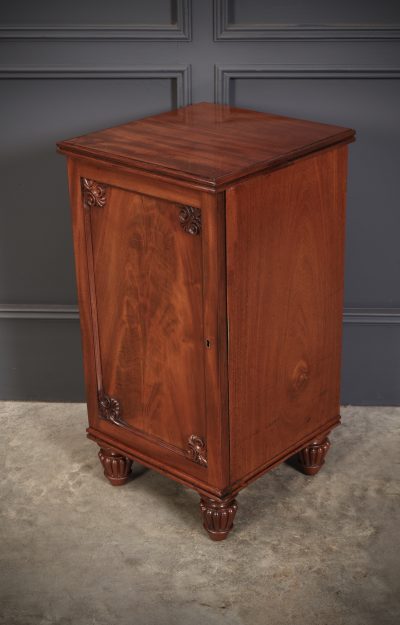 Pair of Regeny Mahogany Bedside Cabinets - Image 13