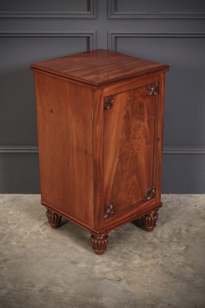 Pair of Regeny Mahogany Bedside Cabinets - Image 8