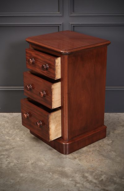 Pair of Victorian Mahogany Bedside Chests - Image 8