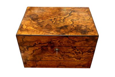 https://www.salisburyantiquescentre.com/en-GB/coffers-boxes/lady-s-travelling-box-in-rosewood/prod_21644 - Image 5